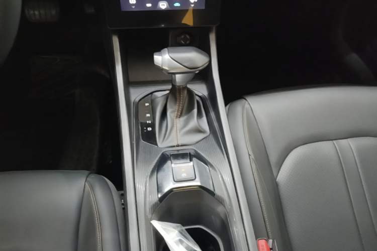 Used Dongfeng Aeolus Yixuan 2024 1.5L Automatic JingSu Edition Gear Lever