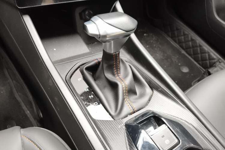 Used Dongfeng Aeolus Yixuan 2024 1.5L Automatic JingSu Edition Gear Lever