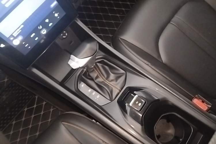 Used Dongfeng Aeolus Yixuan 2024 1.5L Automatic JingSu Edition Gear Lever