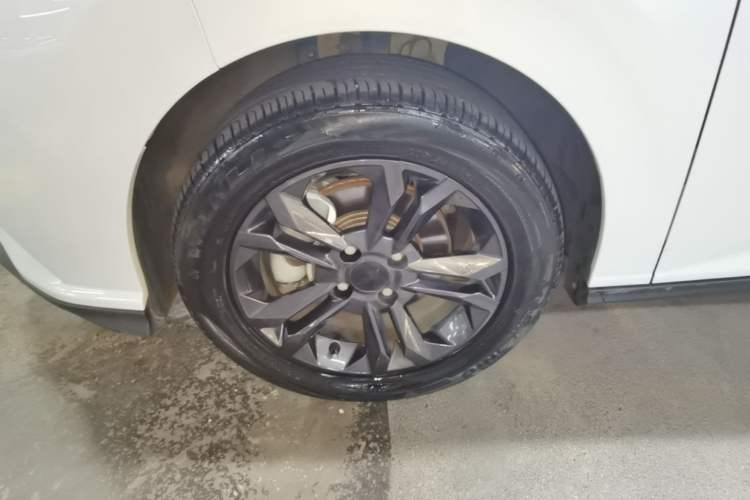 Used Dongfeng Aeolus Yixuan 2024 1.5L Automatic JingSu Edition Left Front Wheel Hub
