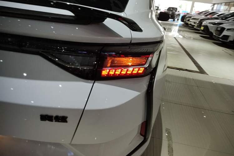 Used Dongfeng Aeolus Yixuan 2024 1.5L Automatic JingSu Edition Right Rear Taillight
