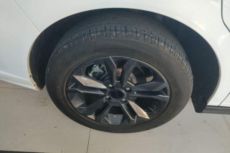 Used Dongfeng Aeolus Yixuan 2024 1.5L Automatic JingSu Edition Right Rear Wheel Hub