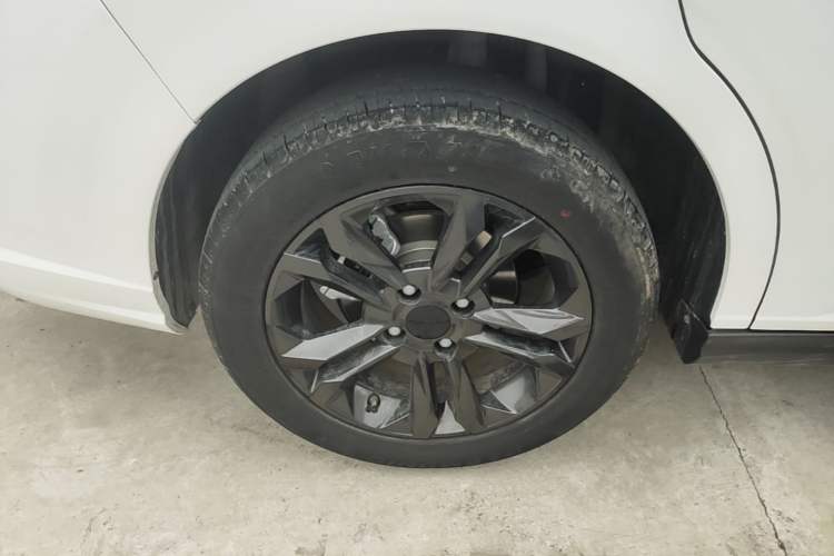 Used Dongfeng Aeolus Yixuan 2024 1.5L Automatic JingSu Edition Right Rear Wheel Hub