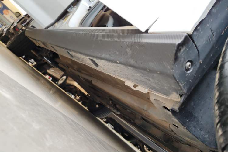 Used Dongfeng Aeolus Yixuan 2024 1.5L Automatic JingSu Edition Right Side Sill