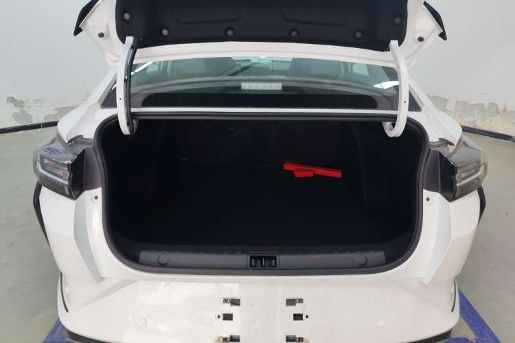 Used Dongfeng Aeolus Yixuan 2024 1.5L Automatic JingSu Edition Trunk