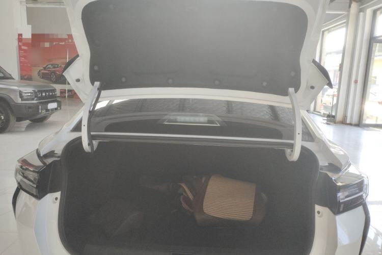 Used Dongfeng Aeolus Yixuan 2024 1.5L Automatic JingSu Edition Trunk
