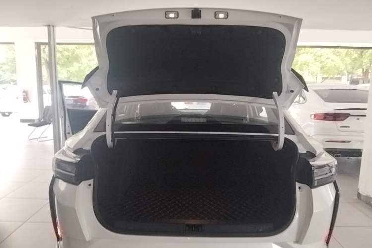 Used Dongfeng Aeolus Yixuan 2024 1.5L Automatic JingSu Edition Trunk