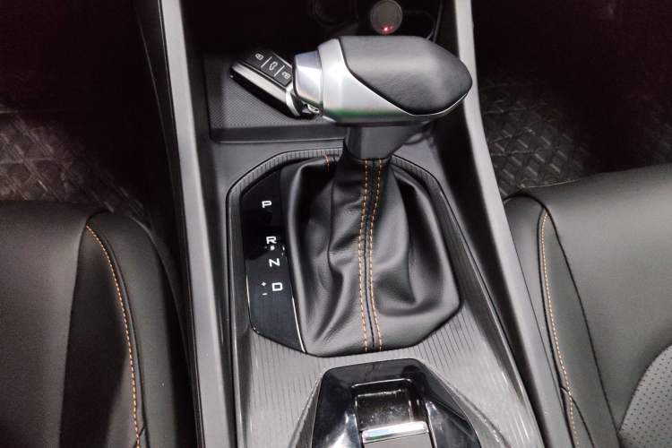 Used Dongfeng Aeolus Yixuan 2025 1.5L Automatic Luxury Version Gear Lever
