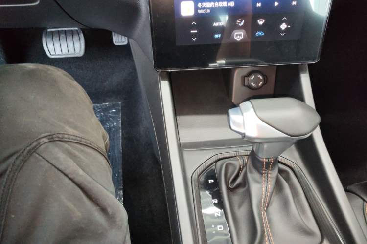 Used Dongfeng Aeolus Yixuan 2025 1.5L Automatic Luxury Version Gear Lever