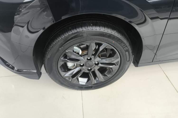 Used Dongfeng Aeolus Yixuan 2025 1.5L Automatic Luxury Version Left Front Wheel Hub
