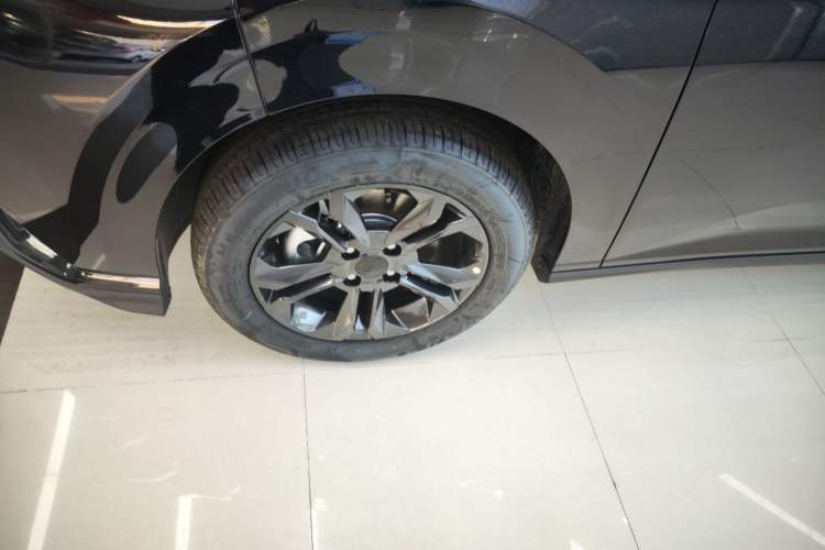 Used Dongfeng Aeolus Yixuan 2025 1.5L Automatic Luxury Version Left Front Wheel Hub