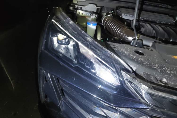 Used Dongfeng Aeolus Yixuan 2025 1.5L Automatic Luxury Version Right Front Headlight