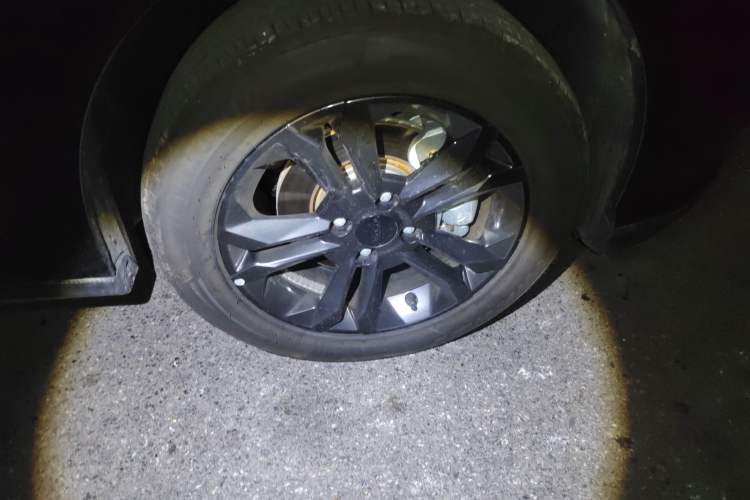 Used Dongfeng Aeolus Yixuan 2025 1.5L Automatic Luxury Version Right Front Wheel Hub
