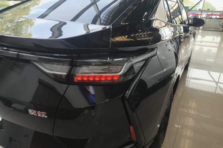 Used Dongfeng Aeolus Yixuan 2025 1.5L Automatic Luxury Version Right Rear Taillight
