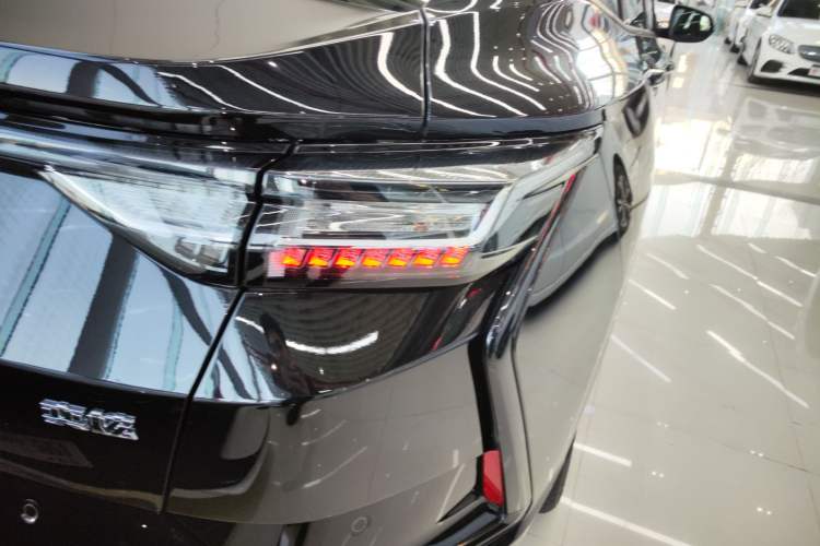 Used Dongfeng Aeolus Yixuan 2025 1.5L Automatic Luxury Version Right Rear Taillight