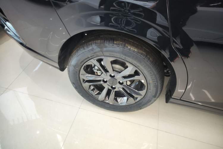 Used Dongfeng Aeolus Yixuan 2025 1.5L Automatic Luxury Version Right Rear Wheel Hub