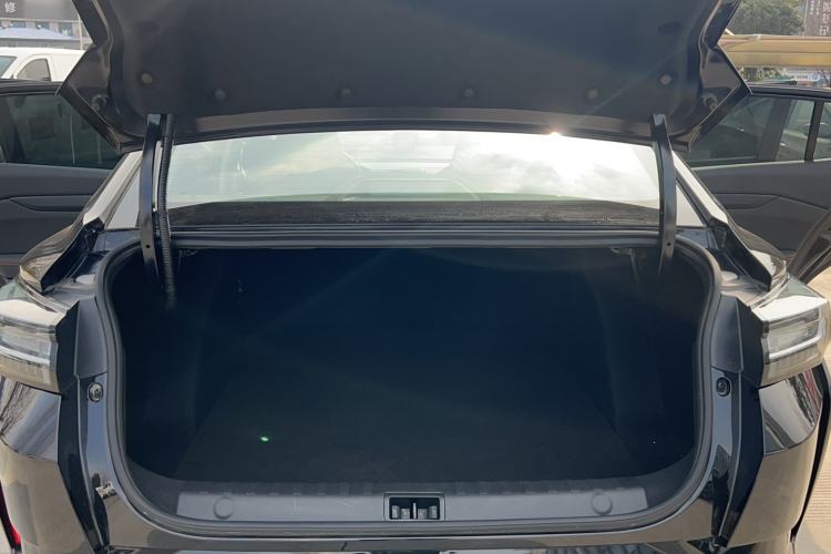 Used Dongfeng Aeolus Yixuan 2025 1.5L Automatic Luxury Version Trunk