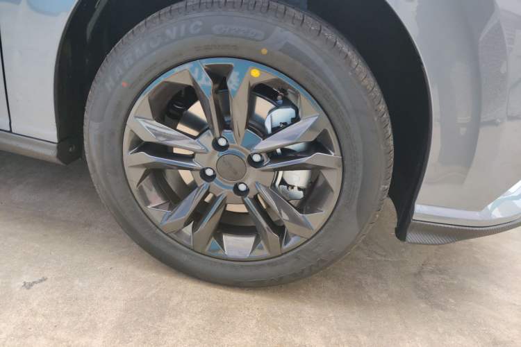 Used Dongfeng Aeolus Yixuan 2025 1.5L Automatic Luxury Version Right Front Wheel Hub