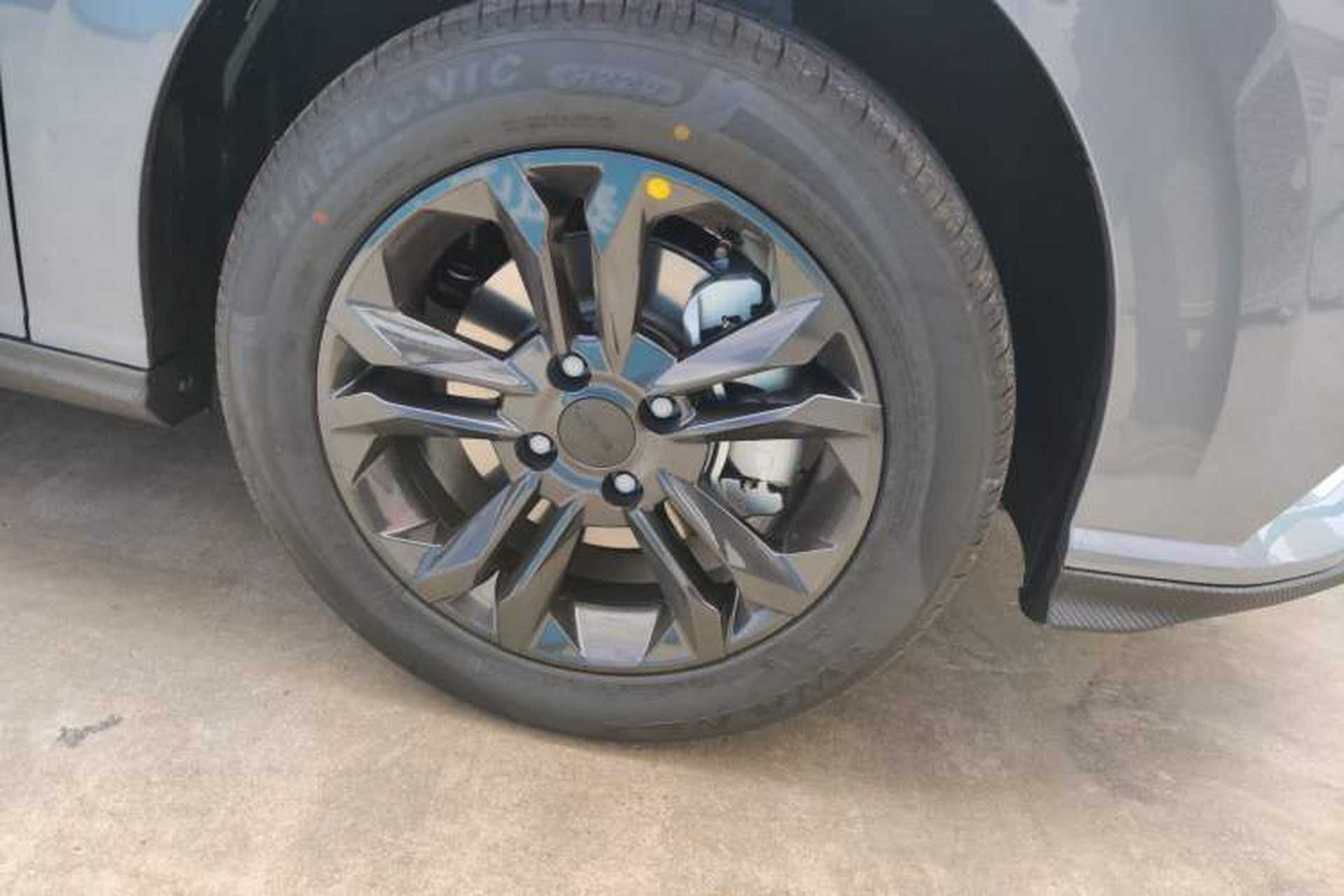 Used Dongfeng Aeolus Yixuan 2025 1.5L Automatic Luxury Version Right Front Wheel Hub