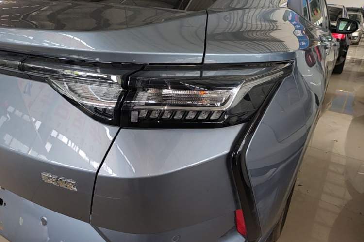 Used Dongfeng Aeolus Yixuan 2025 1.5L Automatic Luxury Version Right Rear Taillight