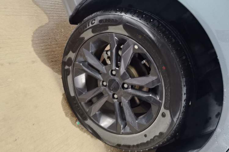 Used Dongfeng Aeolus Yixuan 2025 1.5L Automatic Luxury Version Right Rear Wheel Hub