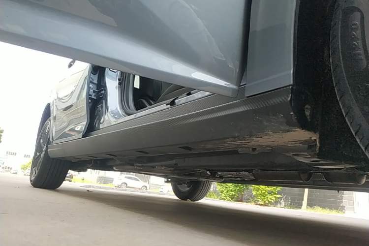 Used Dongfeng Aeolus Yixuan 2025 1.5L Automatic Luxury Version Right Side Sill