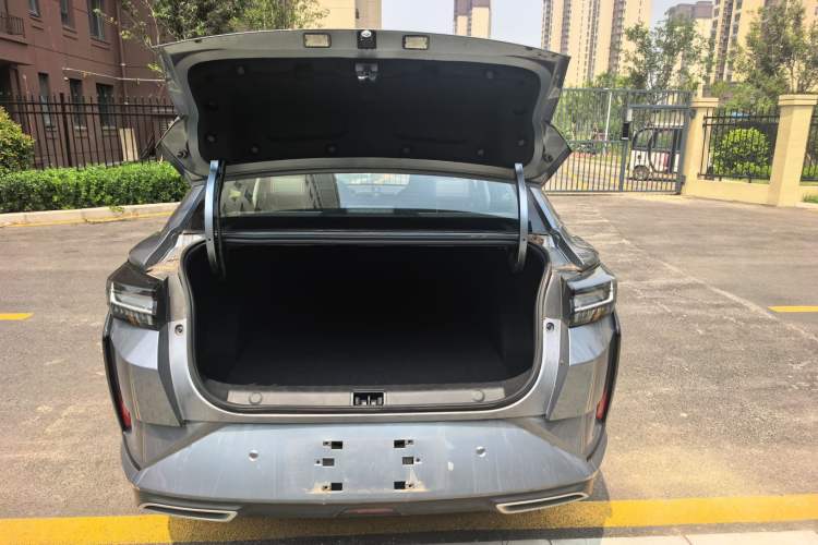 Used Dongfeng Aeolus Yixuan 2025 1.5L Automatic Luxury Version Trunk