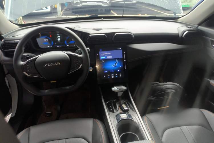 Used Dongfeng Aeolus Yixuan 2025 1.5L Automatic Luxury Version Center Console