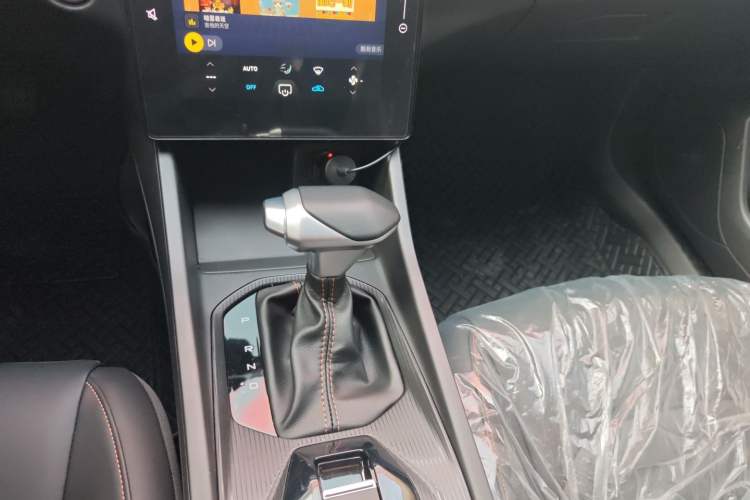 Used Dongfeng Aeolus Yixuan 2025 1.5L Automatic Luxury Version Gear Lever