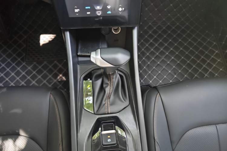 Used Dongfeng Aeolus Yixuan 2025 1.5L Automatic Luxury Version Gear Lever