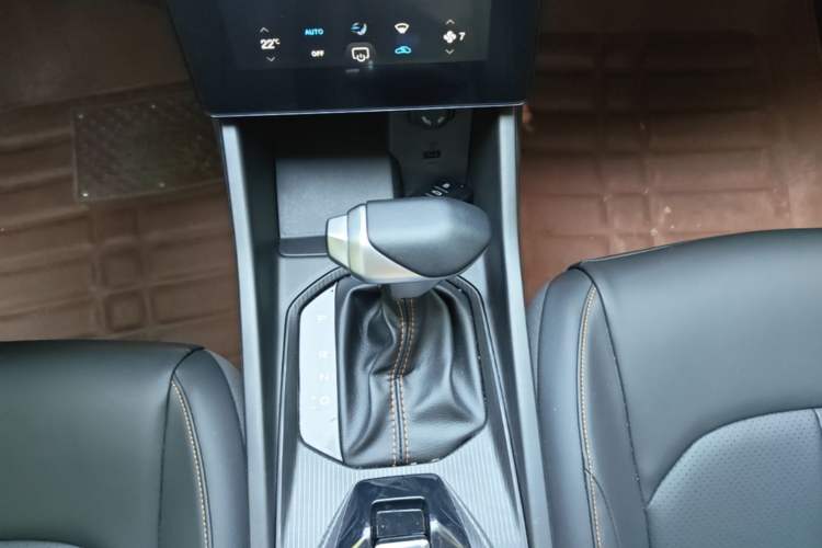 Used Dongfeng Aeolus Yixuan 2025 1.5L Automatic Luxury Version Gear Lever