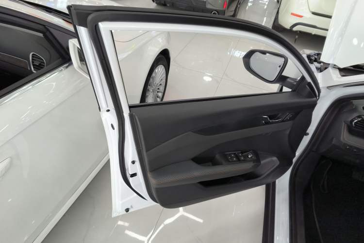 Used Dongfeng Aeolus Yixuan 2025 1.5L Automatic Luxury Version Interior 7