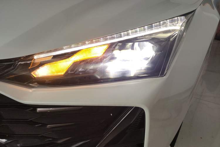 Used Dongfeng Aeolus Yixuan 2025 1.5L Automatic Luxury Version Left Front Headlight