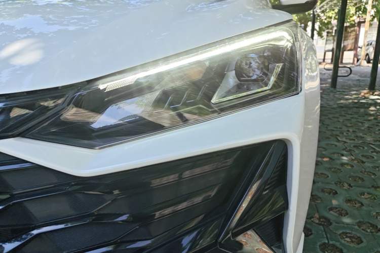 Used Dongfeng Aeolus Yixuan 2025 1.5L Automatic Luxury Version Left Front Headlight