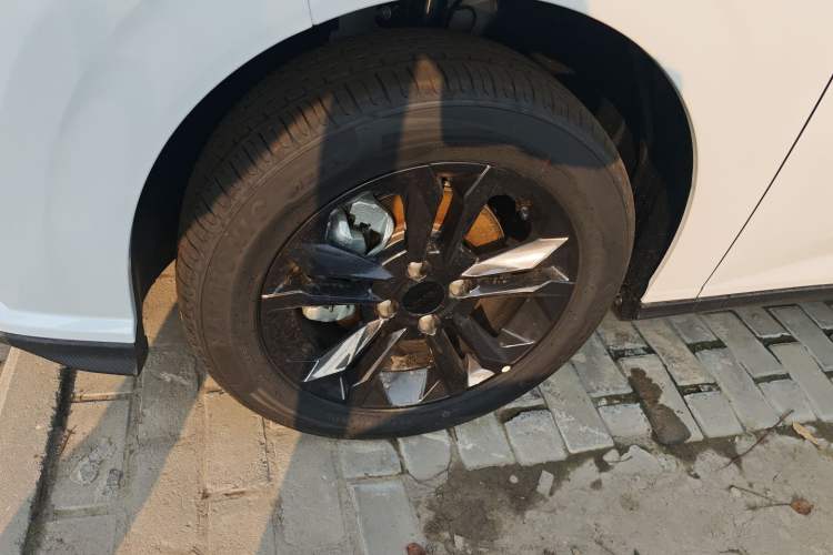 Used Dongfeng Aeolus Yixuan 2025 1.5L Automatic Luxury Version Left Front Wheel Hub