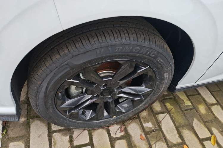 Used Dongfeng Aeolus Yixuan 2025 1.5L Automatic Luxury Version Left Front Wheel Hub