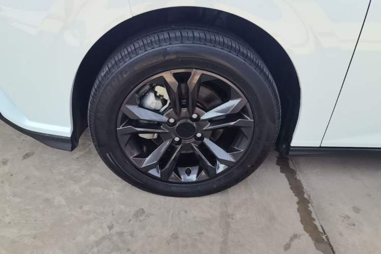 Used Dongfeng Aeolus Yixuan 2025 1.5L Automatic Luxury Version Left Front Wheel Hub