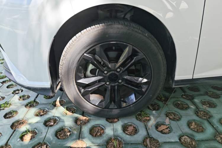 Used Dongfeng Aeolus Yixuan 2025 1.5L Automatic Luxury Version Left Front Wheel Hub