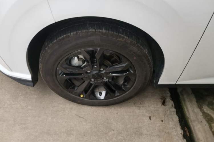 Used Dongfeng Aeolus Yixuan 2025 1.5L Automatic Luxury Version Left Front Wheel Hub