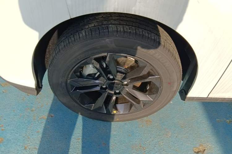 Used Dongfeng Aeolus Yixuan 2025 1.5L Automatic Luxury Version Left Front Wheel Hub