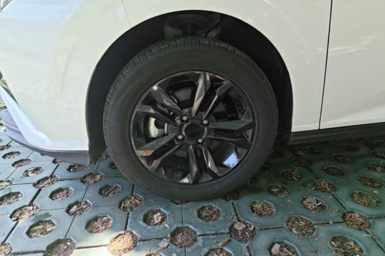 Used Dongfeng Aeolus Yixuan 2025 1.5L Automatic Luxury Version Left Front Wheel Hub