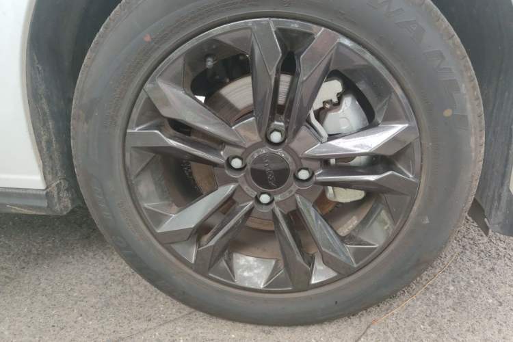 Used Dongfeng Aeolus Yixuan 2025 1.5L Automatic Luxury Version Right Front Wheel Hub