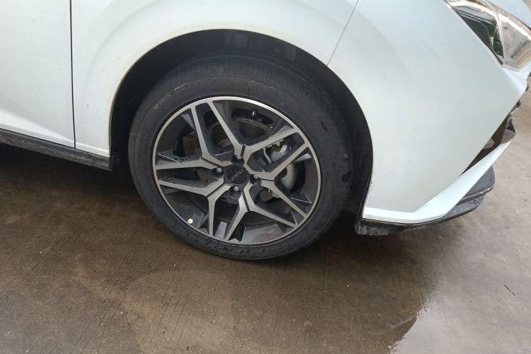 Used Dongfeng Aeolus Yixuan 2025 1.5L Automatic Luxury Version Right Front Wheel Hub