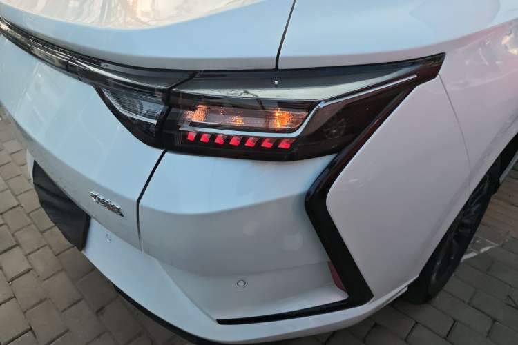 Used Dongfeng Aeolus Yixuan 2025 1.5L Automatic Luxury Version Right Rear Taillight