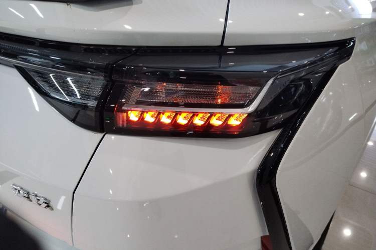 Used Dongfeng Aeolus Yixuan 2025 1.5L Glory Edition Right Rear Taillight