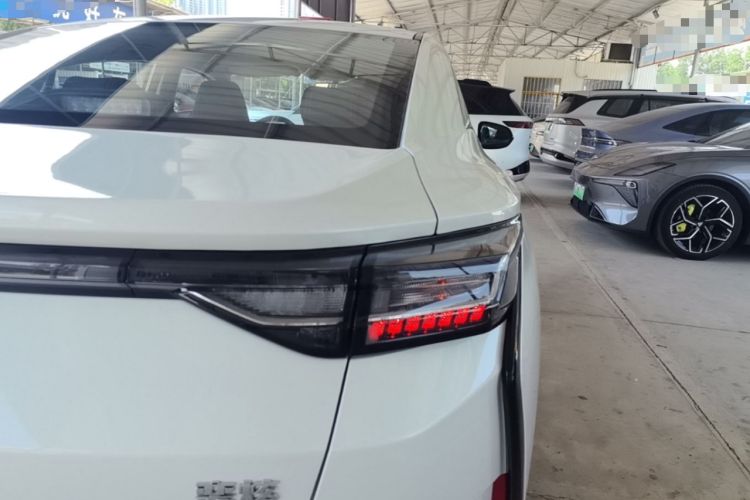 Used Dongfeng Aeolus Yixuan 2025 1.5L Automatic Luxury Version Right Rear Taillight