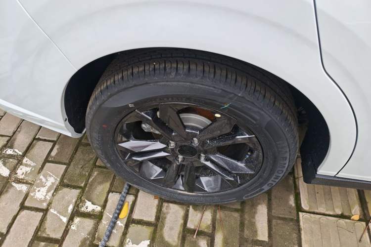 Used Dongfeng Aeolus Yixuan 2025 1.5L Automatic Luxury Version Right Rear Wheel Hub