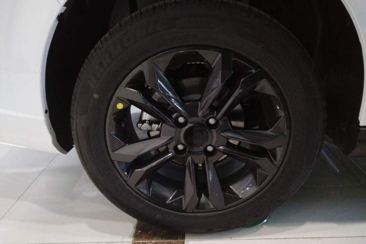 Used Dongfeng Aeolus Yixuan 2025 1.5L Glory Edition Right Rear Wheel Hub