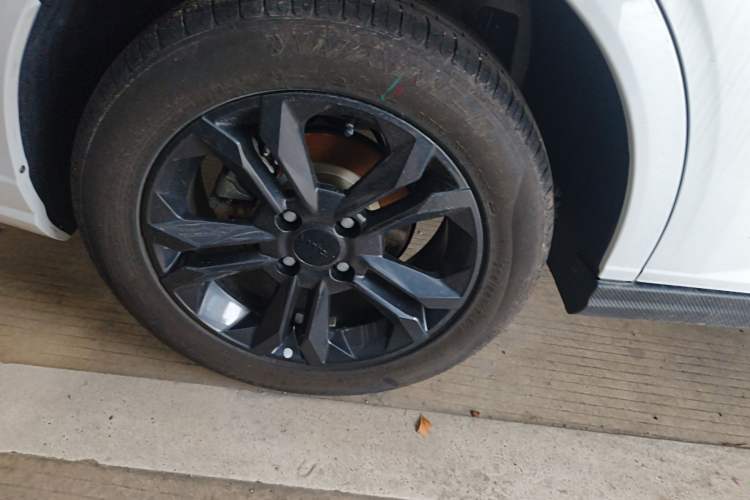 Used Dongfeng Aeolus Yixuan 2025 1.5L Automatic Luxury Version Right Rear Wheel Hub