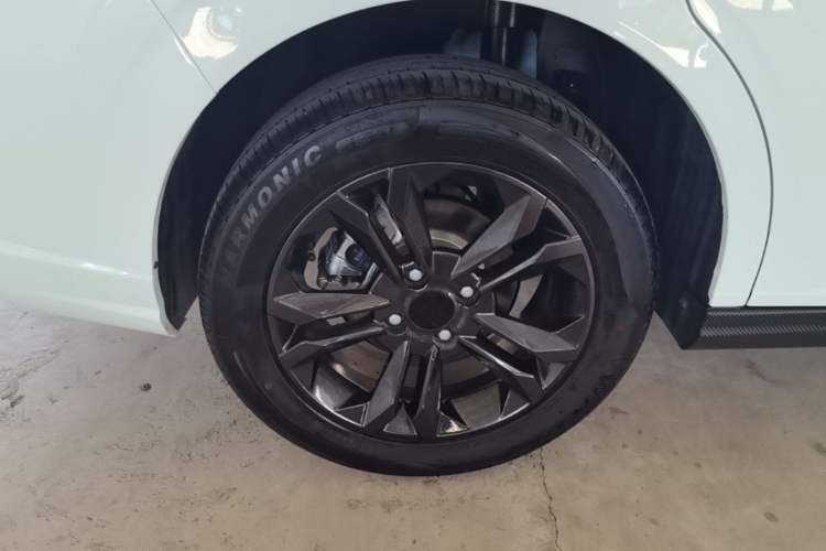 Used Dongfeng Aeolus Yixuan 2025 1.5L Automatic Luxury Version Right Rear Wheel Hub